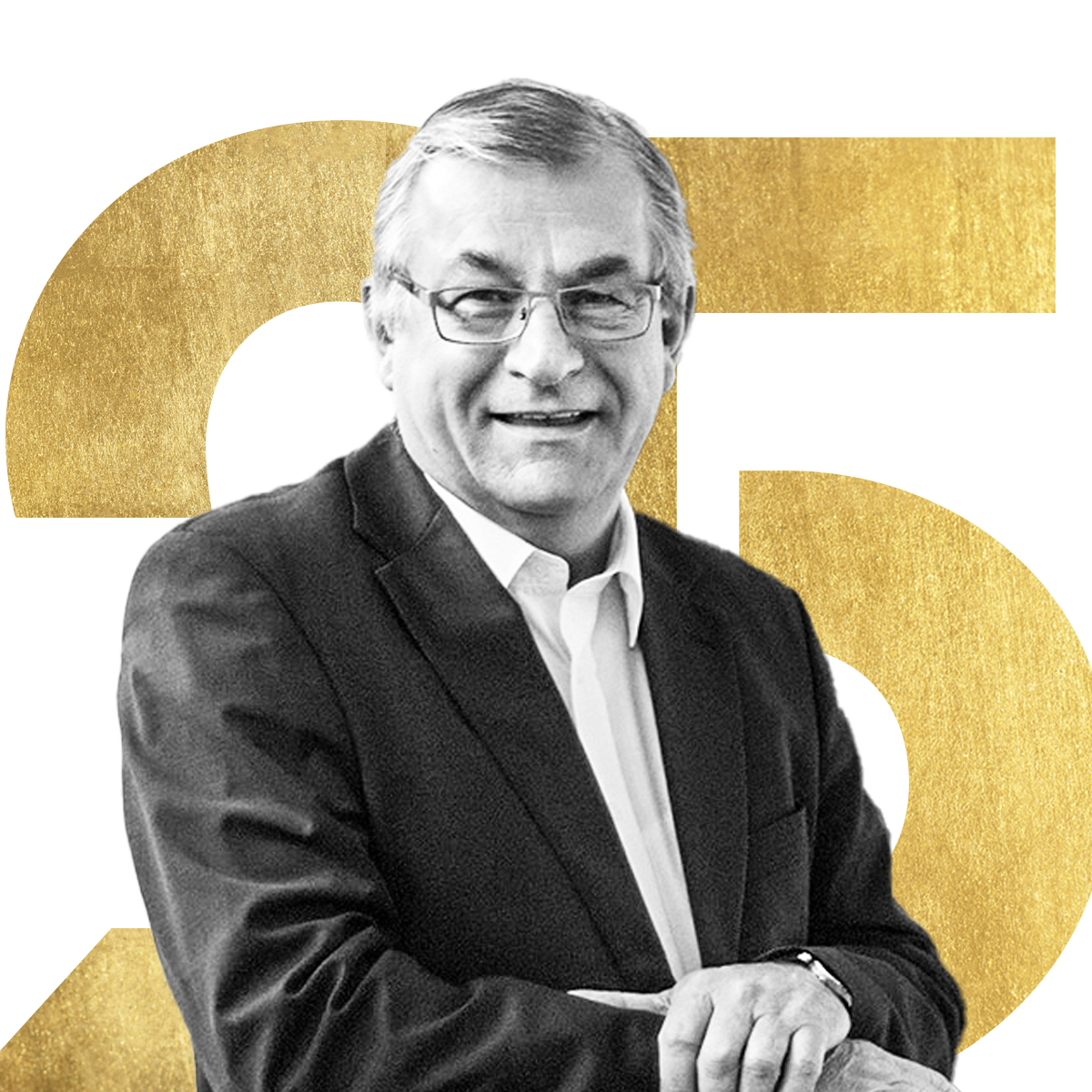 Ein lächelnder Mann im Anzug und mit Brille steht vor einer großen goldenen Zahl 25 auf weißem Hintergrund.
