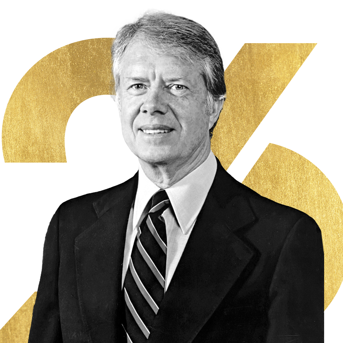 Ein Mann im Anzug und mit gestreifter Krawatte steht lächelnd vor einer großen goldenen Zahl 39 auf einfarbigem Hintergrund.